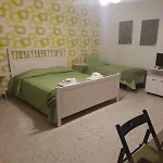 Dietro L'angolo فندق مبيت وإفطار
